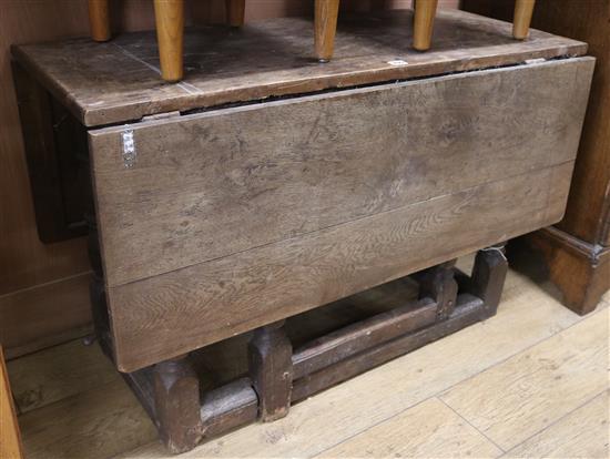 A late 17th/18th century oak drop leaf dining table, W.105cm